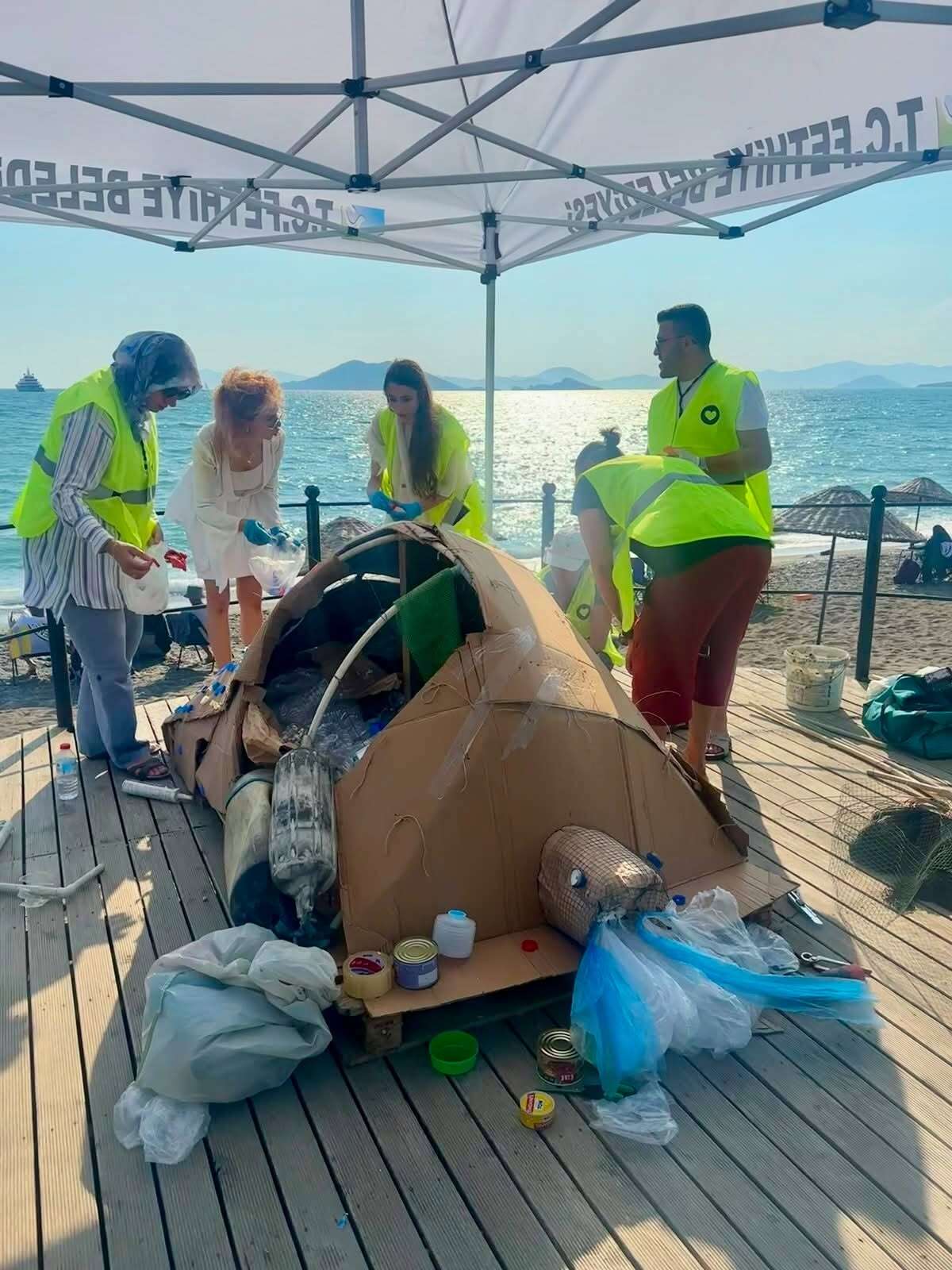 Çalış Plajı’nda Görenleri Şaşırtan Eser: Atıklardan Dev Caretta Caretta Yapıldı 2